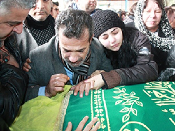 Yakılarak öldürülen genç kız toprağa verildi