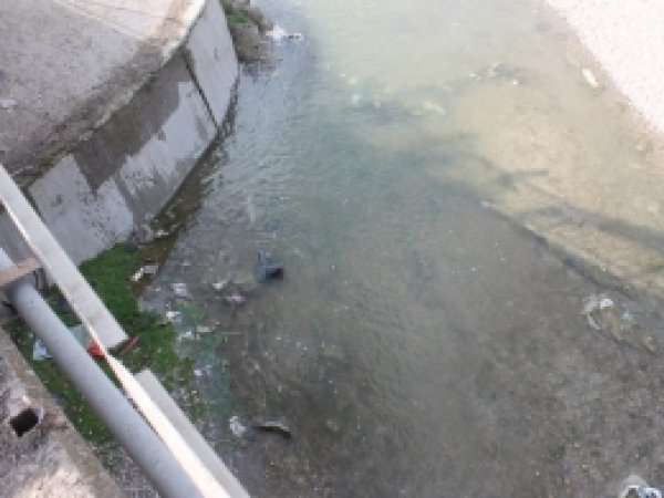 Otomobil köprüden uçtu: 1 ölü, 2 yaralı