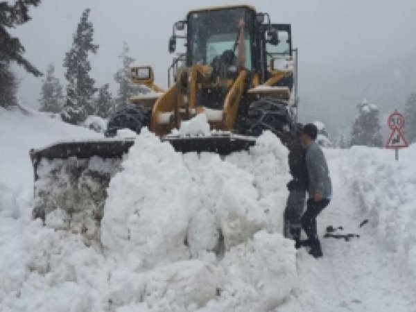 Adana'da karla kaplı yollar açılıyor