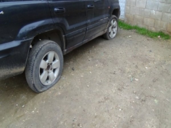 Nizip'te  onlarca aracın lastiği patlatıldı