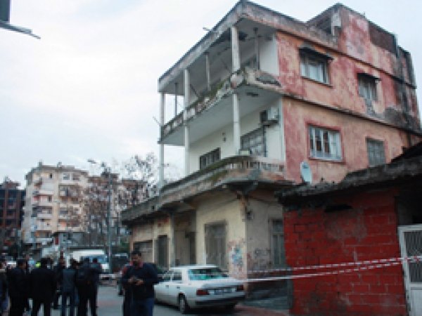 Çöken evin karşısındaki bina paniğe neden oldu