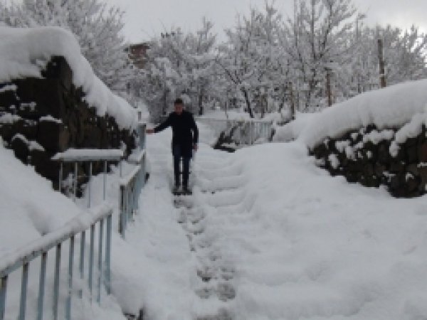 Bitlis'te eğitime kar engeli, valiliğe veli tepkisi
