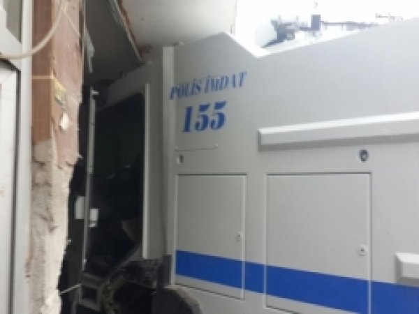TOMA işyerine girdi