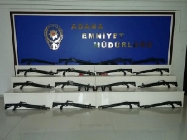 Adana'da  2 araçta çok sayıda silah yakalandı