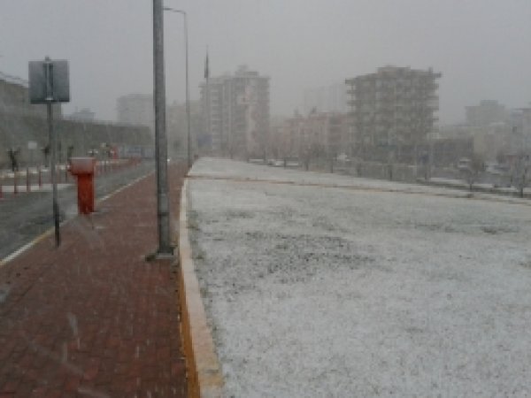 Şanlıurfa güne beyaz örtüyle uyandı