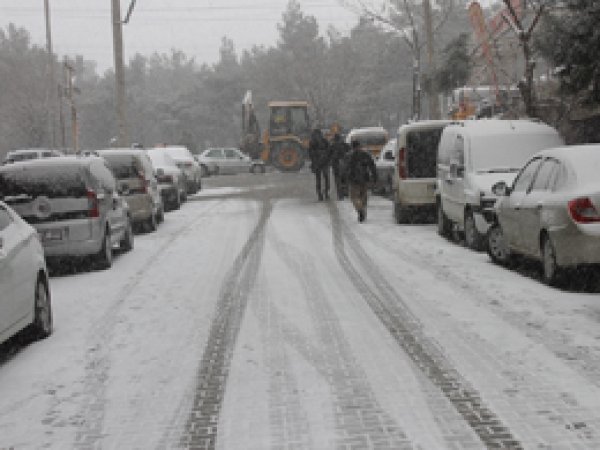Mardinliler güne kar yağışıyla uyandı 