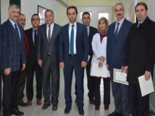 Başarılı öğretmenlere belge verildi