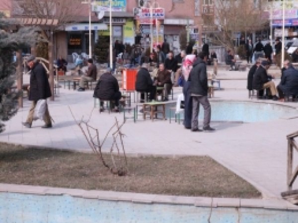 Vanlılar güneşli havanın tadını çıkardı