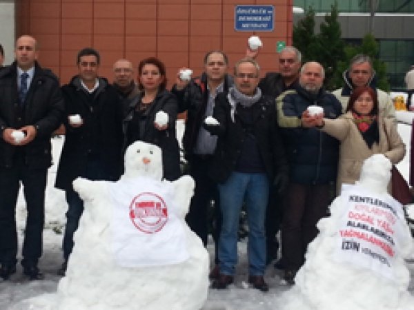 Gazetecinin ölümüne kartopulu protesto