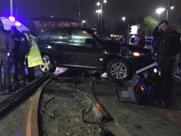 Batman'da Jeep aydınlatma direğine çarptı