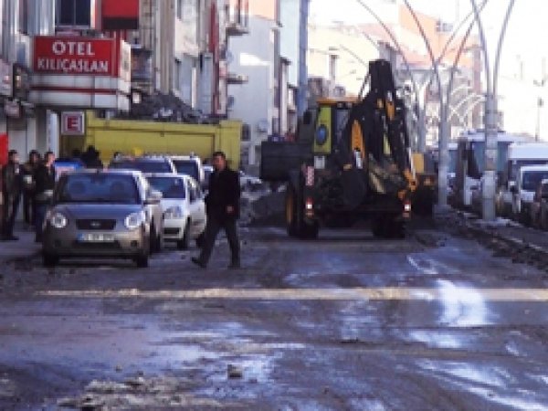 Ağrı'da Belediye plansız çalışınca trafik kilitlendi
