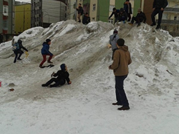 Kar yığınları çocuklar için eğlence oldu 