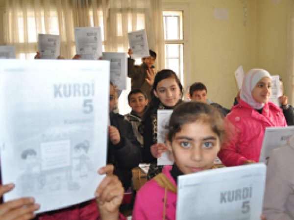 Suriyeli öğrencilere Kürtçe ders kitapları dağıtıldı
