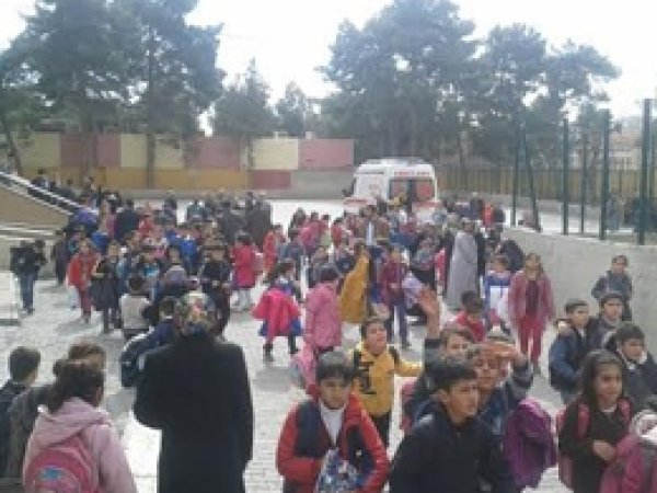 Zehirlenen öğrenciler hastaneye kaldırıldı