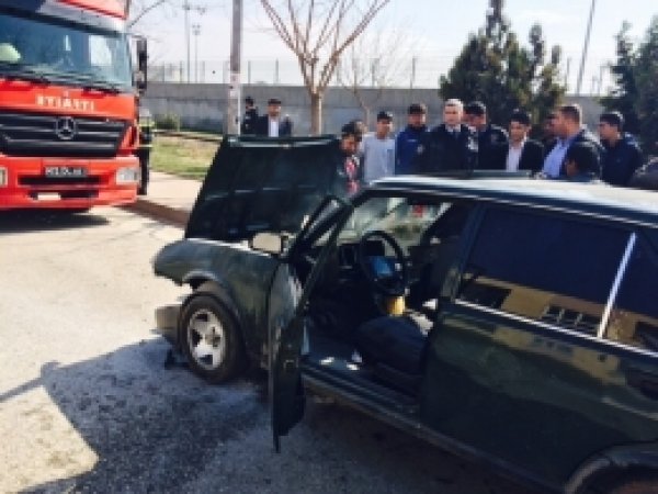 Ambulansa çarpan otomobil alev aldı