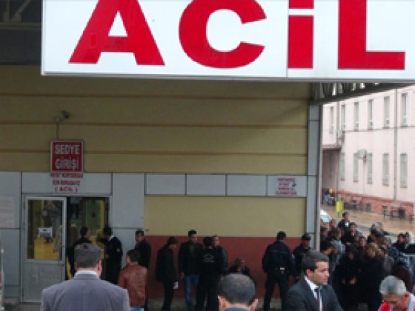Antep'te iki araç kafa kafaya çarpıştı: 3 yaralı