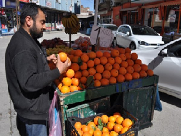 Atanmayan öğretmen seyyar satıcılık yapıyor