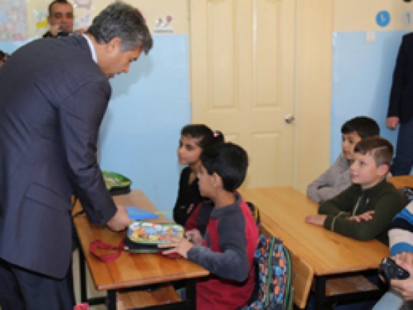 Suriyeli öğrencilere kırtasiye yardımı 