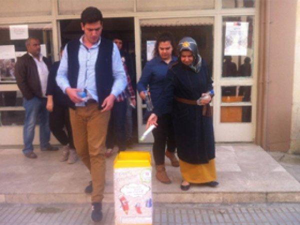 Kalemlerini muhtaç öğrencilerle paylaştılar