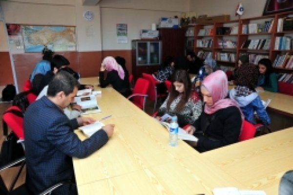 YYÜ Van MYO’da ‘Okuma Saati’ Etkinliği 