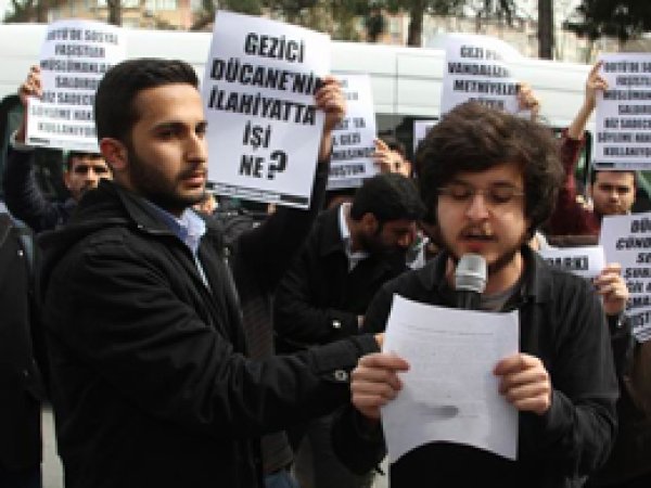Öğrenciler Cündioğlu’nun konferansını protesto etti