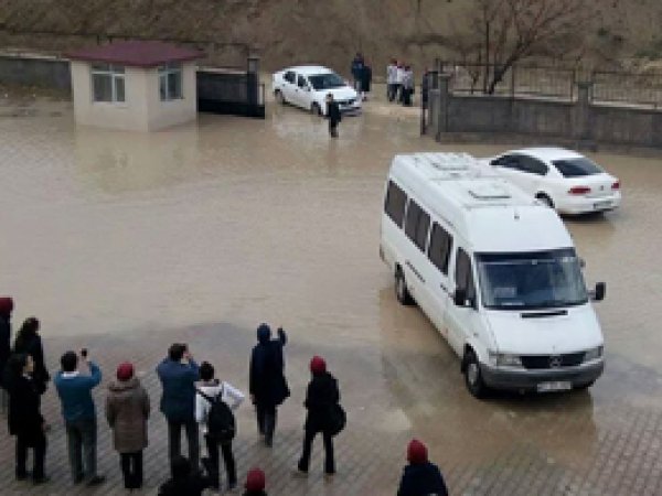 Okulun çevresi çamur deryası