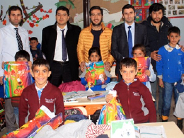 Üniversitelilerden ilkokul öğrencilerine kıyafet