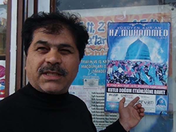 Kutlu Doğum afişi işyerinde bir yıldır asılı