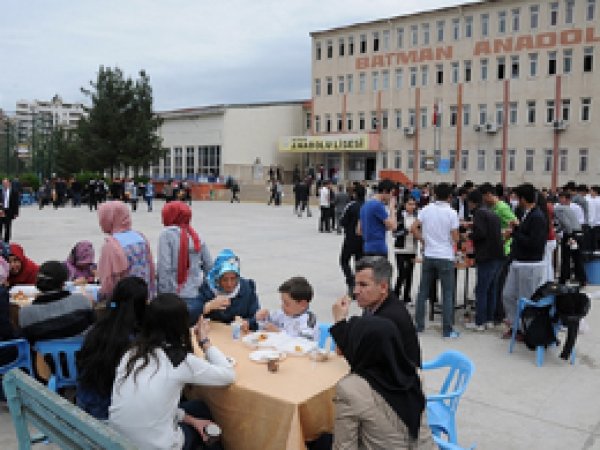 Batman’da muhtaç öğrenciler yararına kermes açıldı