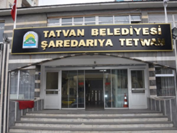 Tatvan belediyesi iki dilli tabelaya geçti