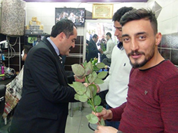 Müftülük Kutlu Doğum öncesi gül dağıttı