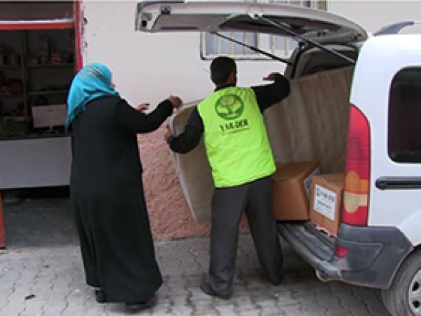 Urfa YAR DER'den Iraklı aileye yardım
