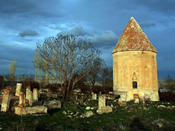 700 yıllık kümbet eski silüetine kavuşacak