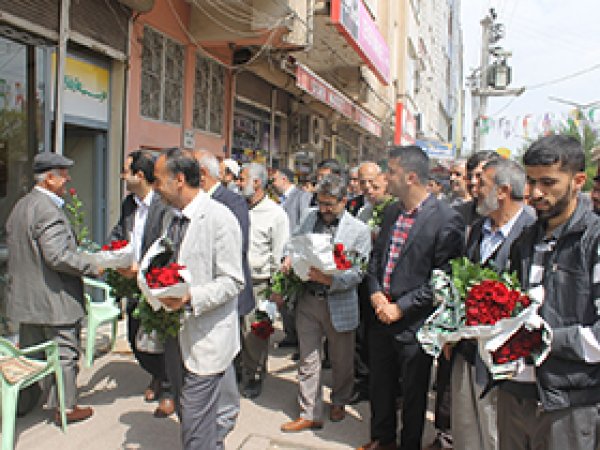 Bismil'de Kutlu Doğum gülü dağıtıldı