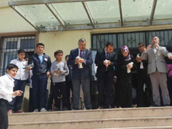 Kutlu Doğum etkinliğinde öğrenciler güvercin uçurdu
