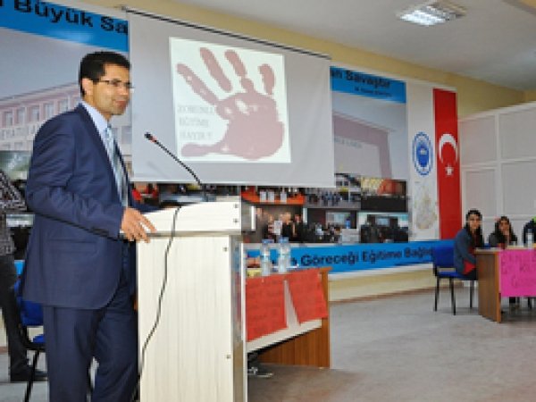 Öğrenciler münazarada eğitimi tartıştı