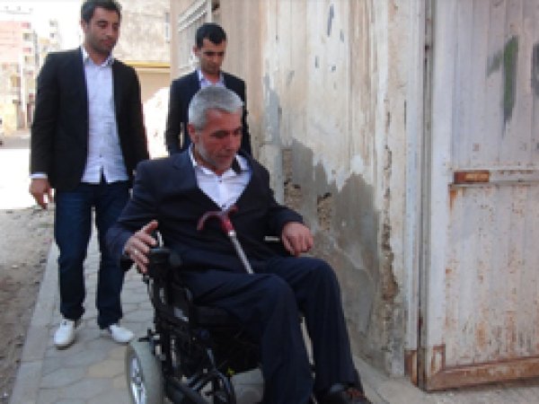 Engelli Suriyeli akülü sandalyeye kavuştu