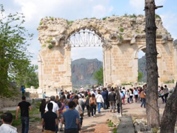 Anavarza Antik Kent kazısı ziyaretçilere açıldı