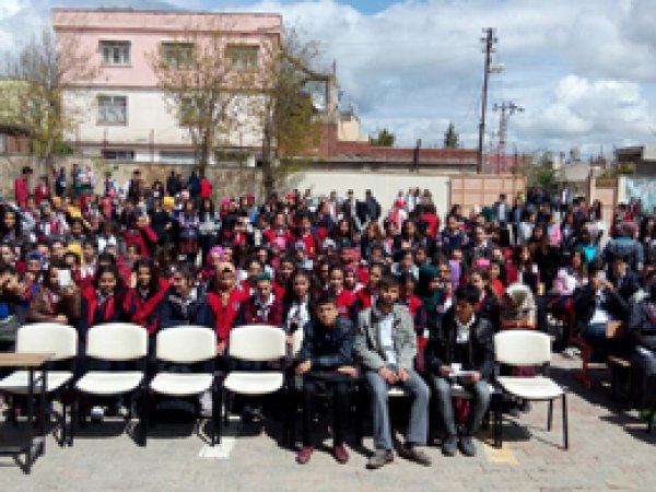 Ergani'de Lise Öğrencilerinden Kutlu Doğum programı