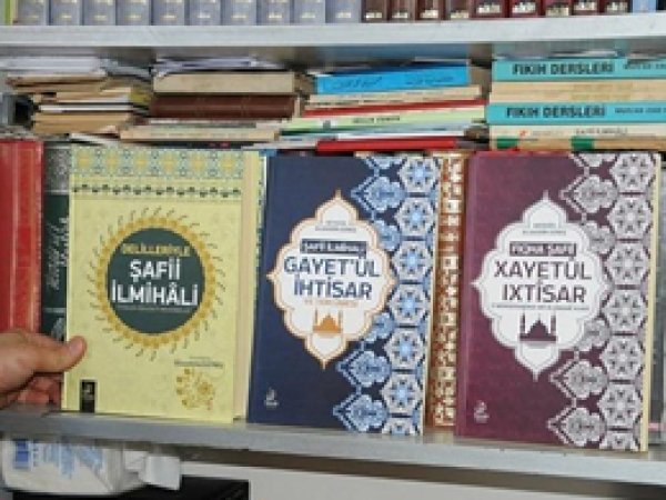 Kürtçe'ye çevrilen dini kitaplar raflarda