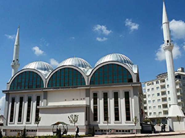 Hayırseverin yaptırdığı Cami ibadete açıldı