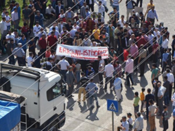 Kozluk halkı kayıp Erkan için yolu trafiğe kapattı