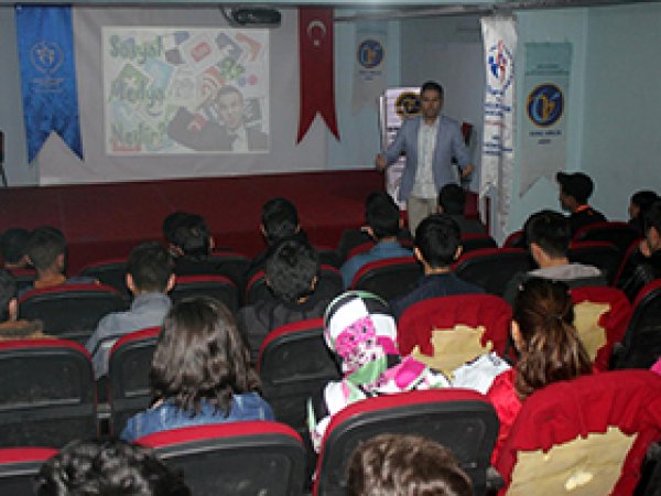 Ağrı'da 'Sosyal Medya' konferansı