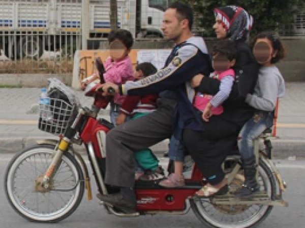 Motosiklete tam 6 kişi bindiler