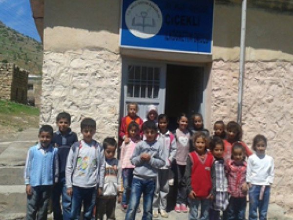 Çiçekli köyü yeni okul istiyor