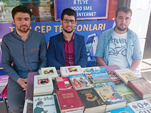 Bismilli gençler kütüphane için kitap topladı