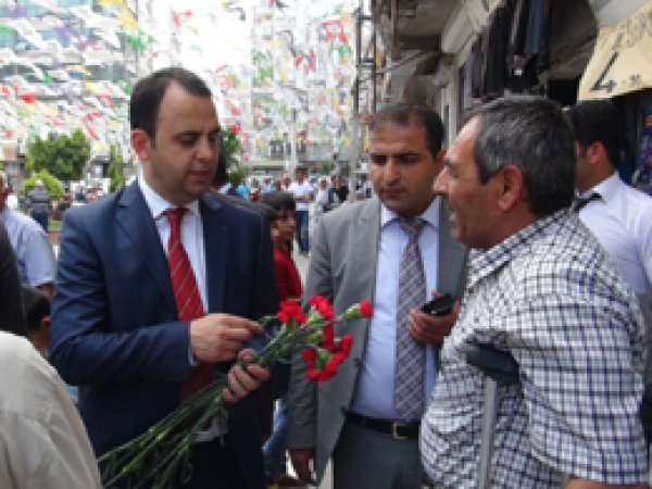 Ahilik Haftası nedeniyle esnaflara karanfil dağıtıldı