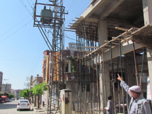 İnşaat alanındaki elektrik hattı tehlike saçıyor
