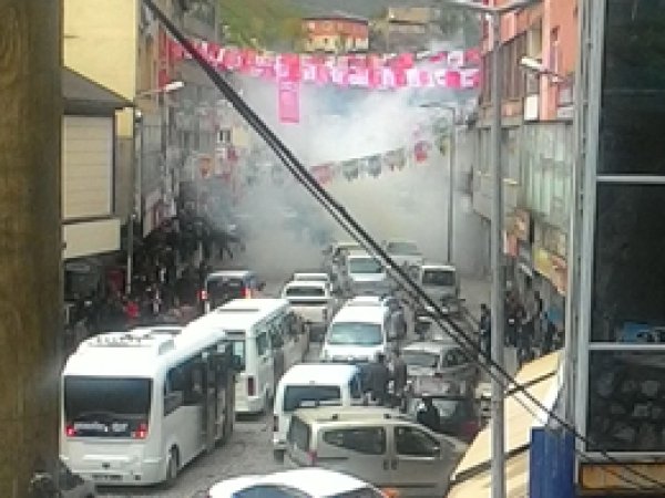 Bitlis’te vatandaşa çarpan polis aracı gerginliği
