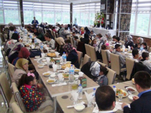Yetim çocuklar için program düzenlendi